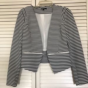 Cute black & white blazer with zipper